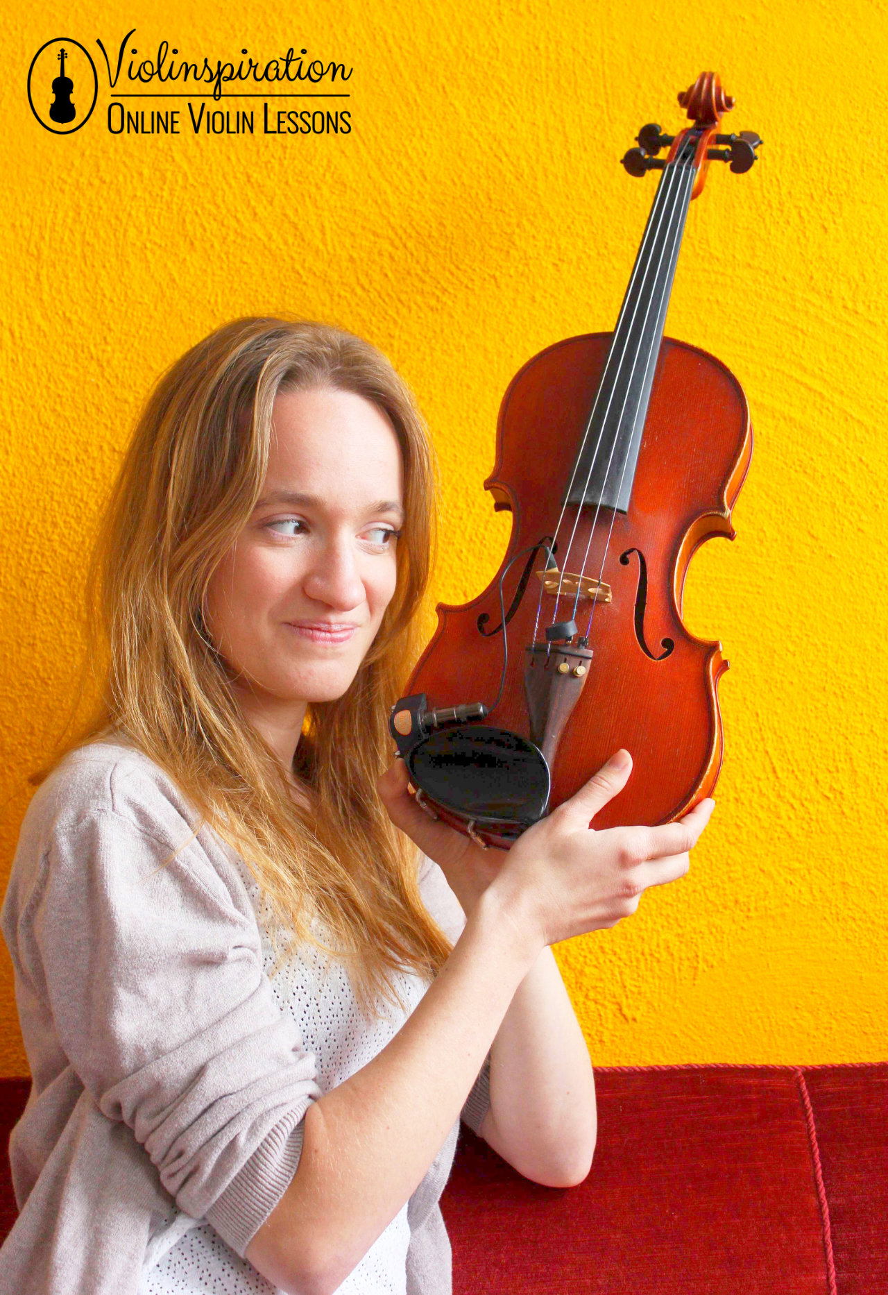 Julia Termeer playing the violin